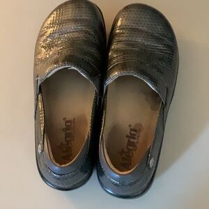 EUC woman’s ALEGRIA clog shoes